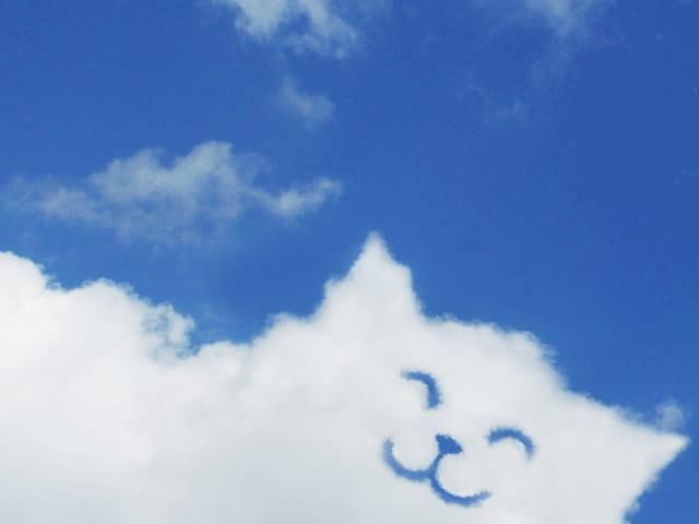 笑顔のネコの雲